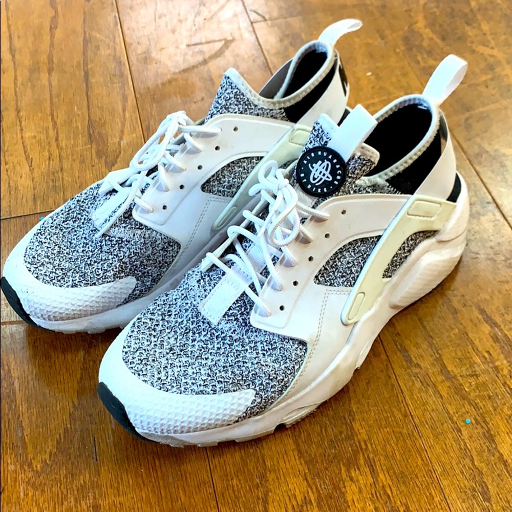 Men’s Black and White Huaraches